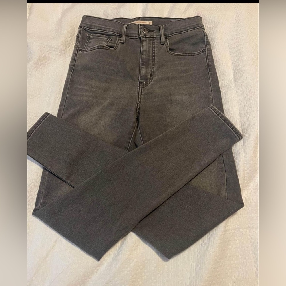 Levi’s women’s size 27 super skinny Jeans in black distressed.